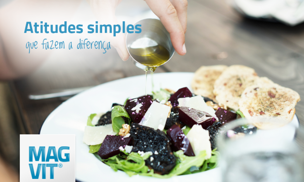 Como melhorar a alimentação inserindo variedade no prato com salada, azeite de oliva e muitas cores para ser uma refeição rica em nutrientes.