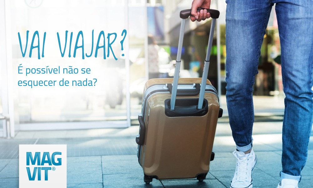 Pessoa carregando mala de viagem