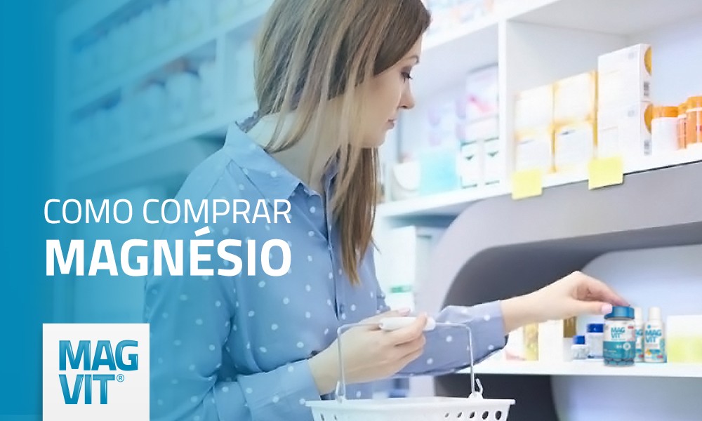 Mulher escolhendo qual suplemento de magnésio comprar em farmácias e lojas de produtos naturais