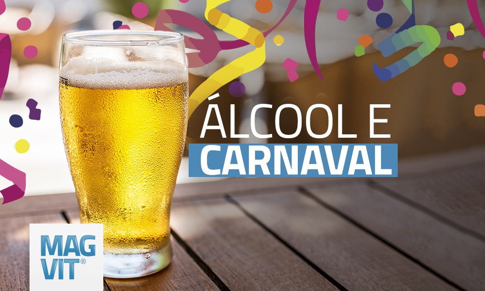 Copo de cerveja gelada em uma mesa celebrando o carnaval.