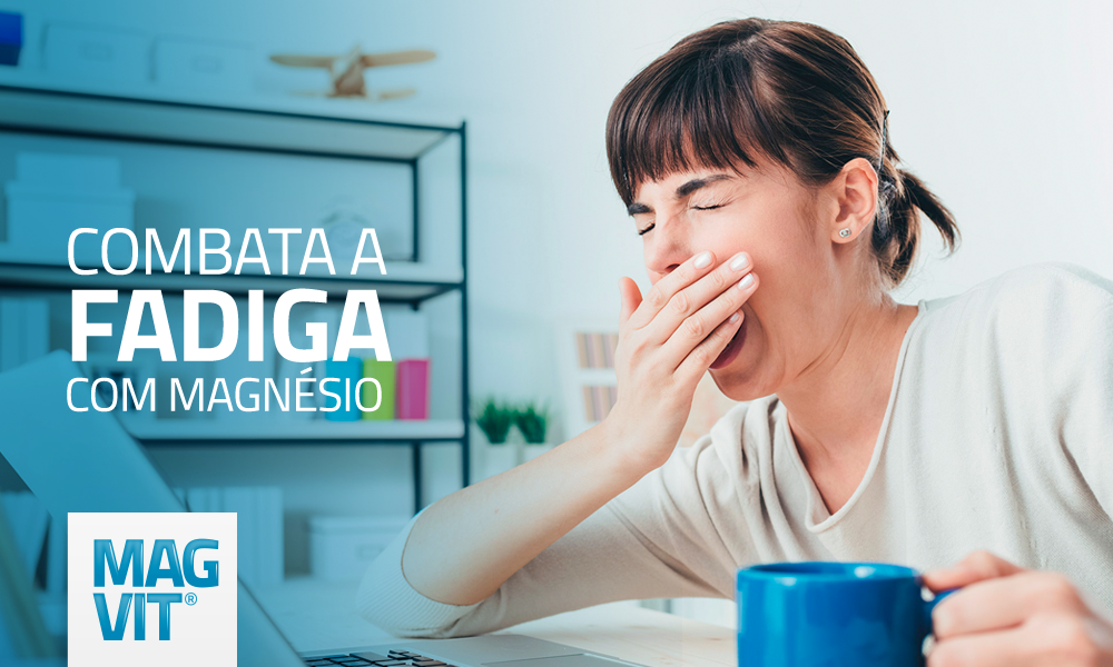 Mulher indisposta tomando café sem energia